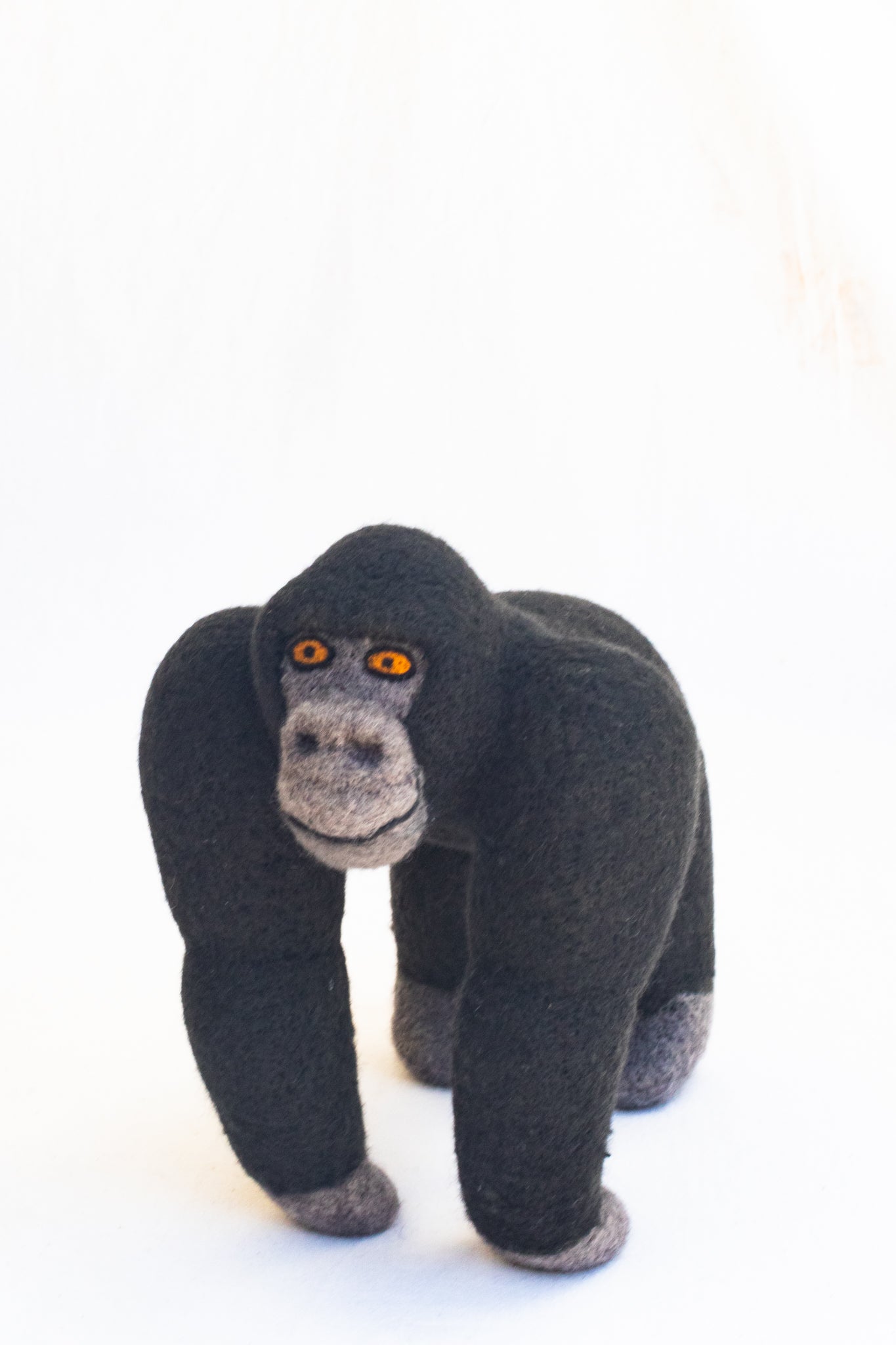 Mae Mountain Gorilla, Medium