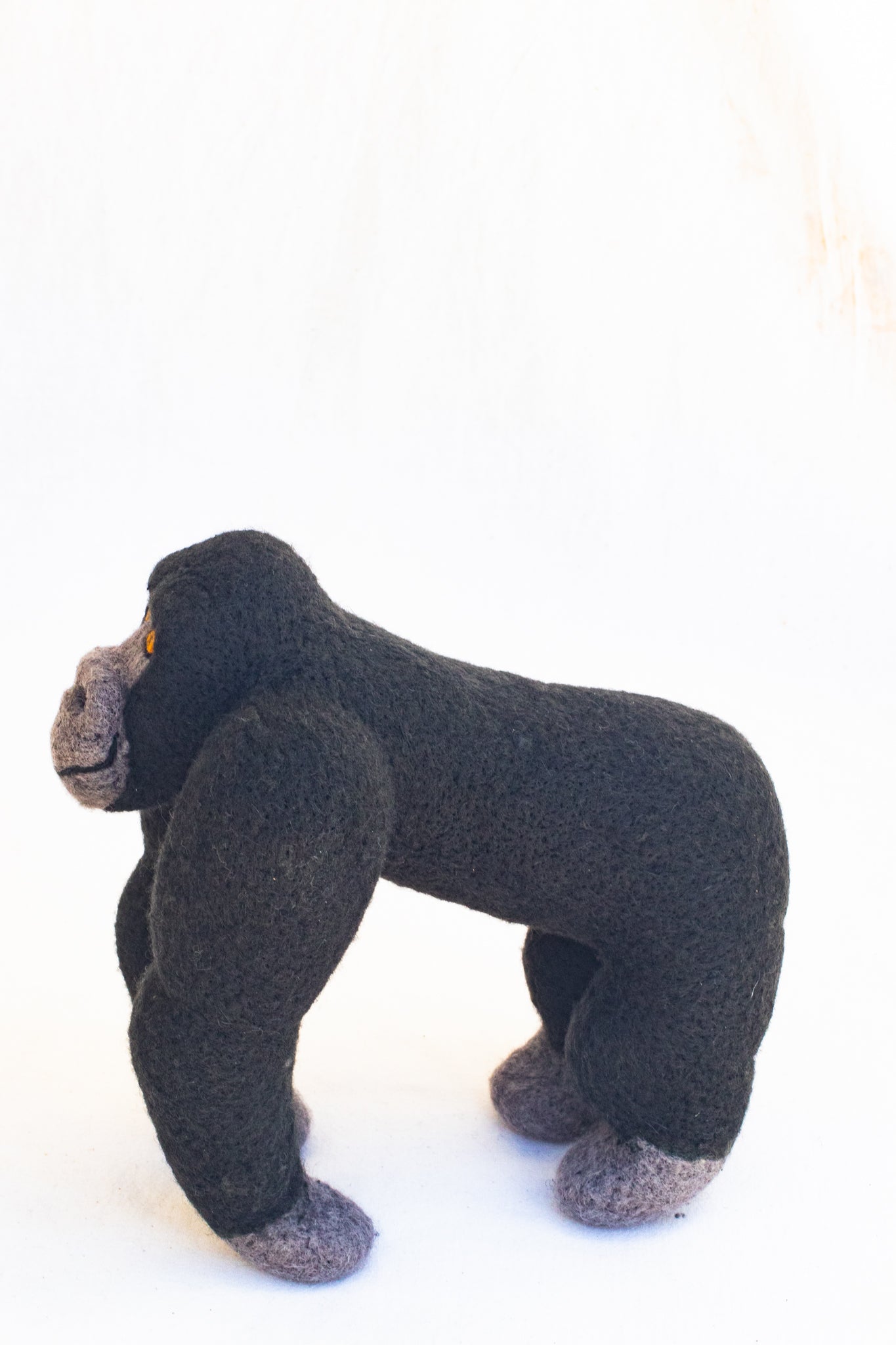 Mae Mountain Gorilla, Medium